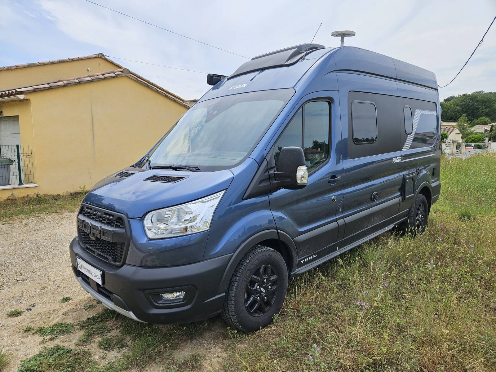 Comme Neuf un Magnifique FOURGON PILOTE TRAIL ATLAS A603G, sur un chassis FORD TRANSIT L3H3 en 2,0 L TDCI  170 Ch avec 4675 Km sur Vaison la Romaine dans le département du Vaucluse (84)