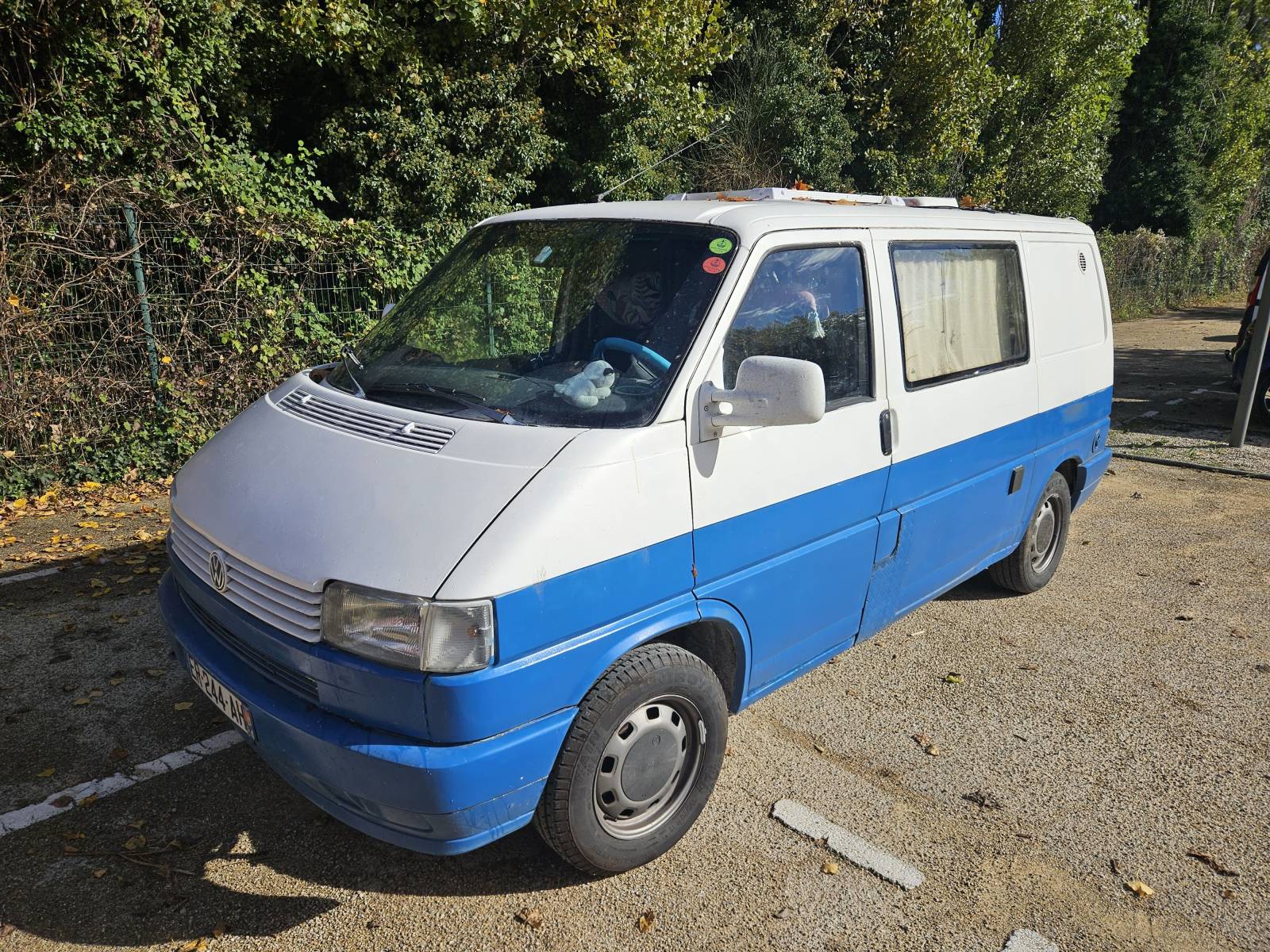 Van (non VASP) Volkswagen Transporter T4 - 1,9 TD avec 460 000km (moteur qui à 160 000 km) visible sur CUCURON dans le Vaucluse (84)