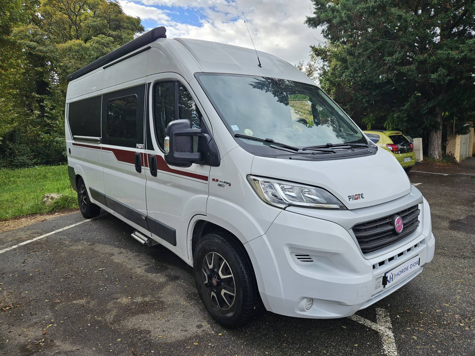 Fourgon PILOTE V600 G1 de 2019 avec 76000 Km sur un châssis Ducato en 2,3 HDI Multijet en 130 Ch visible sur la Tour d'Aigues dans le département du Vaucluse (84)