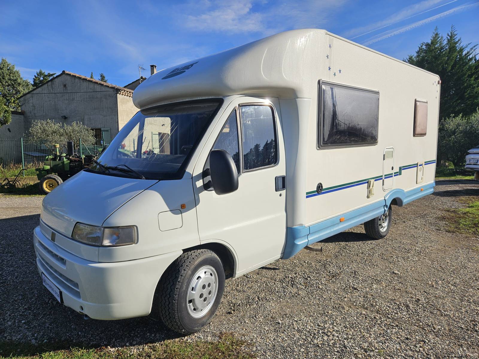 Profilé MC LOUIS 361 de 2002 avec 129609 km sur un châssis Ducato en 2,8 JTD  127 Ch visible sur SARRIANS dans le Vaucluse (84)