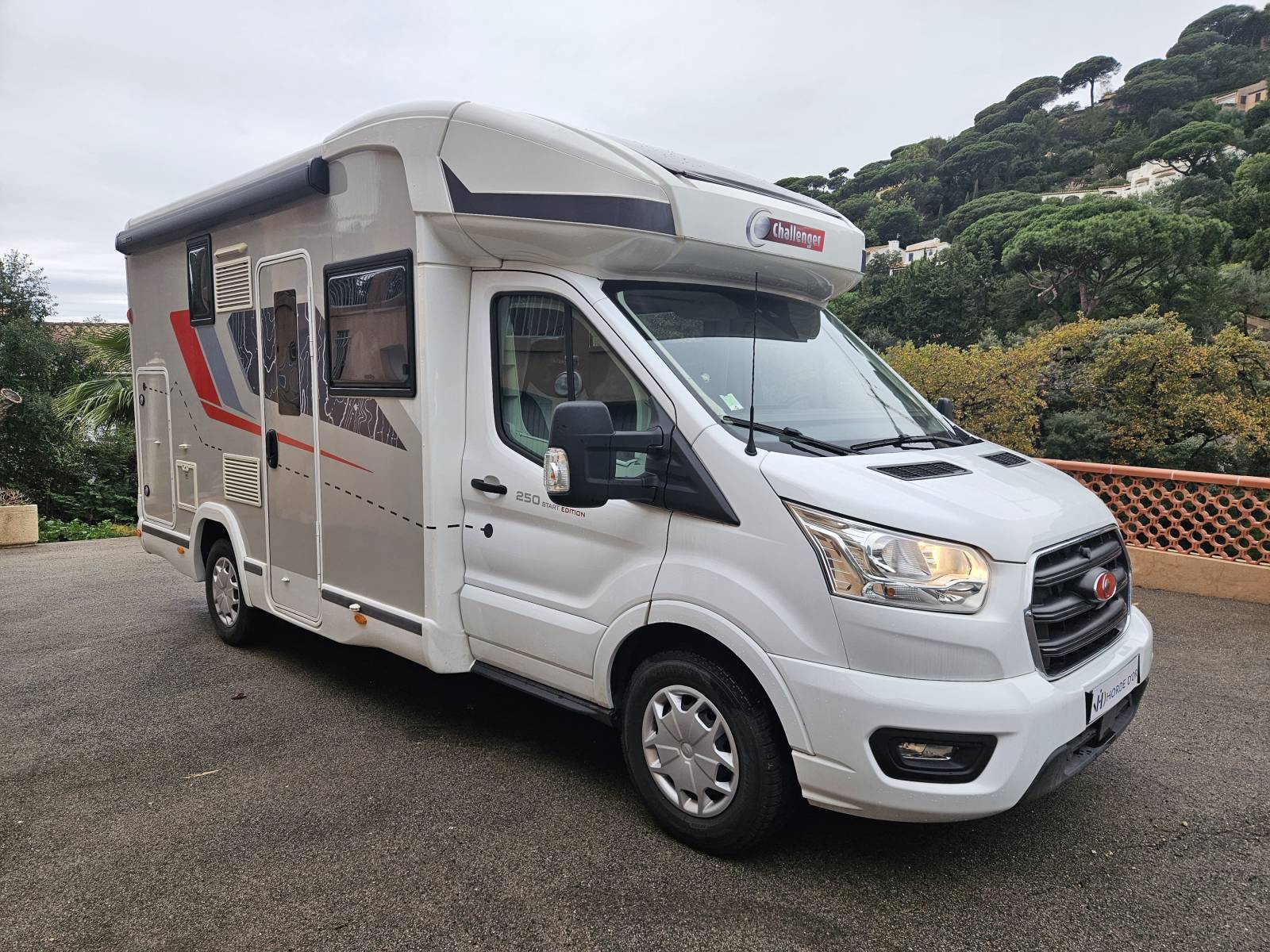 Comme neuf un Superbe  Profilé CHALLENGER STAR EDITION 250 avec 19895 Km sur un châssis FORD TRANSIT en 2.0 L 170 Ch visible sur Ste MAXIME dans le VAR (83)
