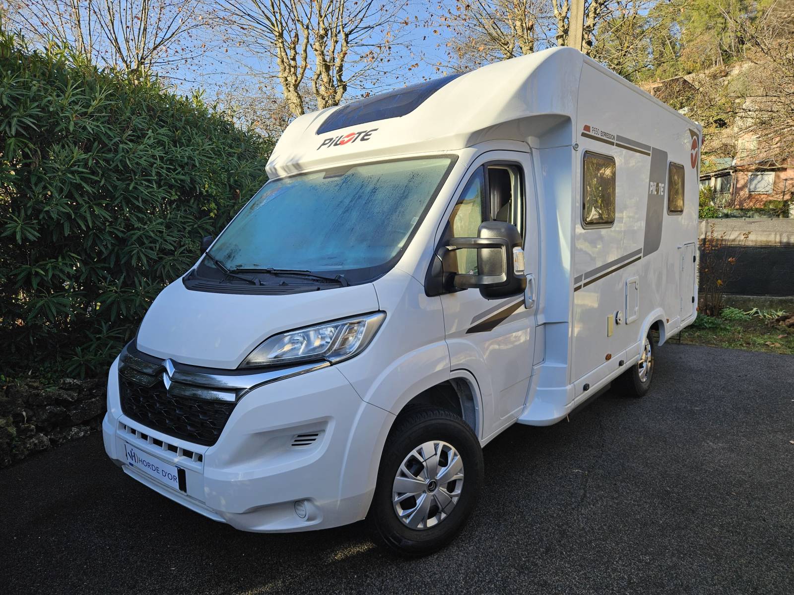 Comme neuf un Profilé PILOTE EXPRESSION P650C avec 12807 Km sur un châssis Jumper en 2.2 L en 165 Ch visible sur LE LUC dans le VAR (83)