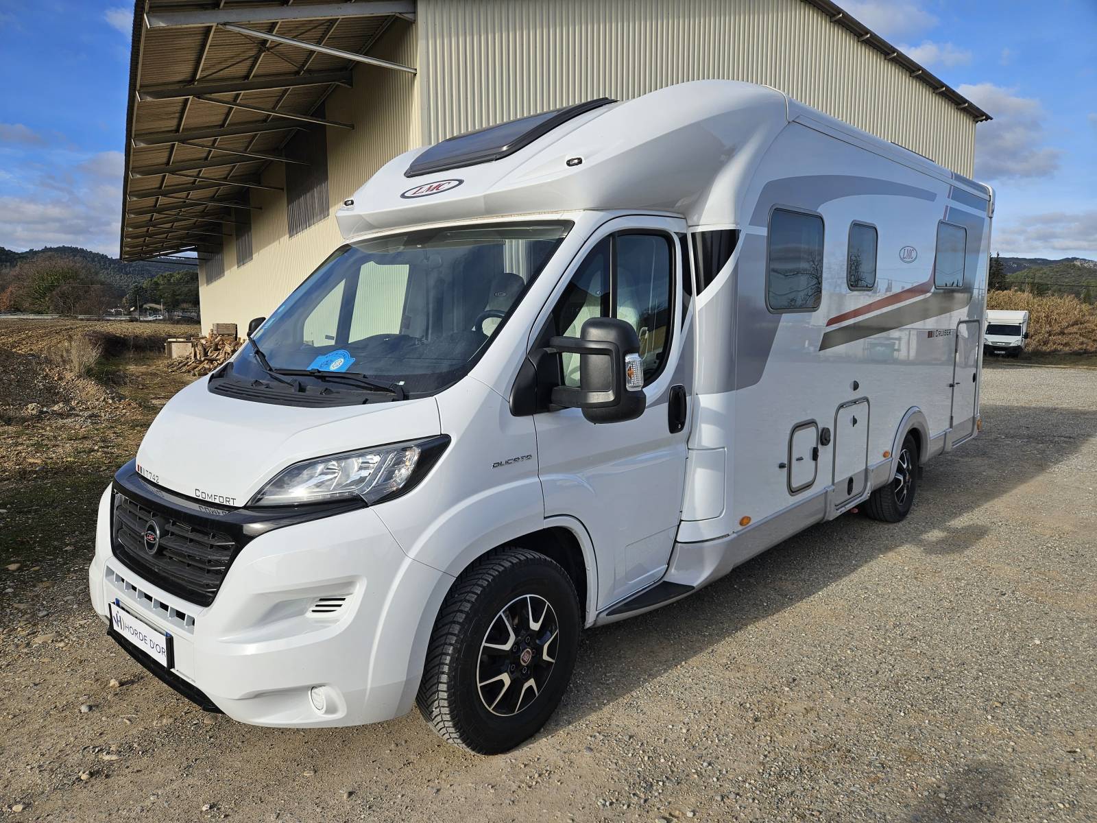 Profilé LMC T742 Cruiser Confort de 2021 (sans ADBLUE) sur un châssis Fiat DUCATO en 2,3L 150 Ch avec 23713 Km visible sur Manosque dans le 04