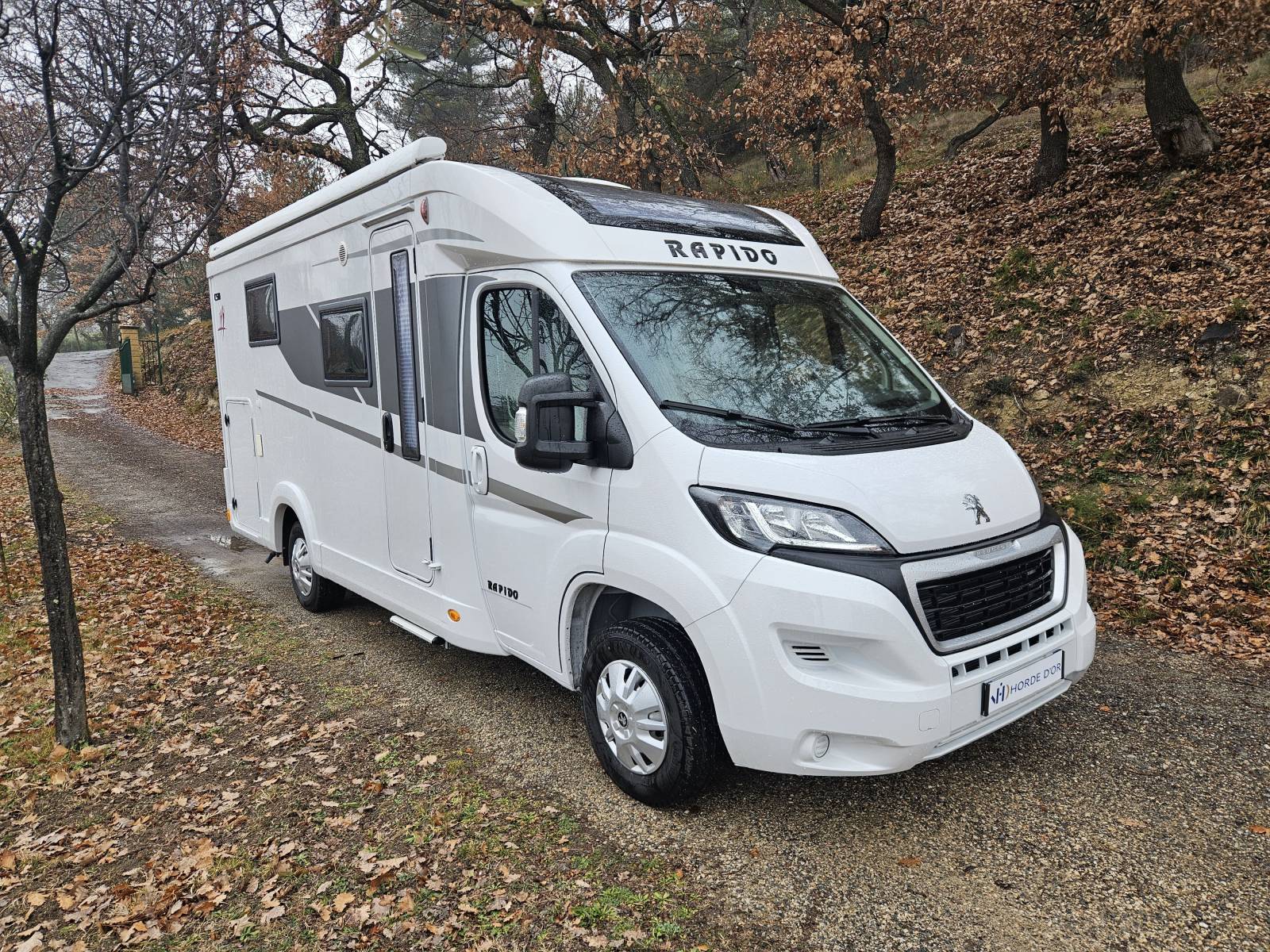Splendide Profilé RAPIDO C50 de 2023 sur un châssis PEUGEOT BOXER en 2,2 140 Ch avec 3773 Km visible sur Manosque dans le 04.