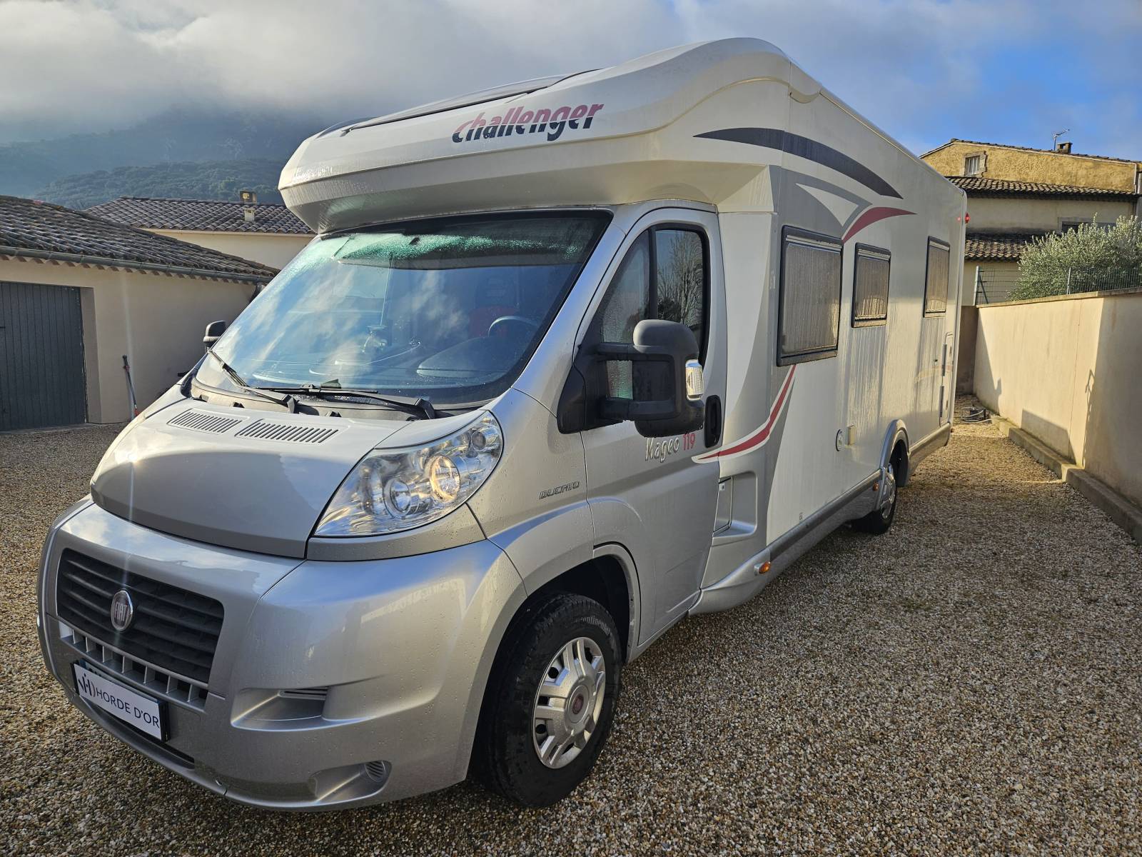 Profilé CHALLENGER MAGEO 119 EB de 2012 avec 65024 Km sur un châssis FIAT DUCATO 2,3L 130 Ch Multijet visible sur ROBION dans le Vaucluse (84)