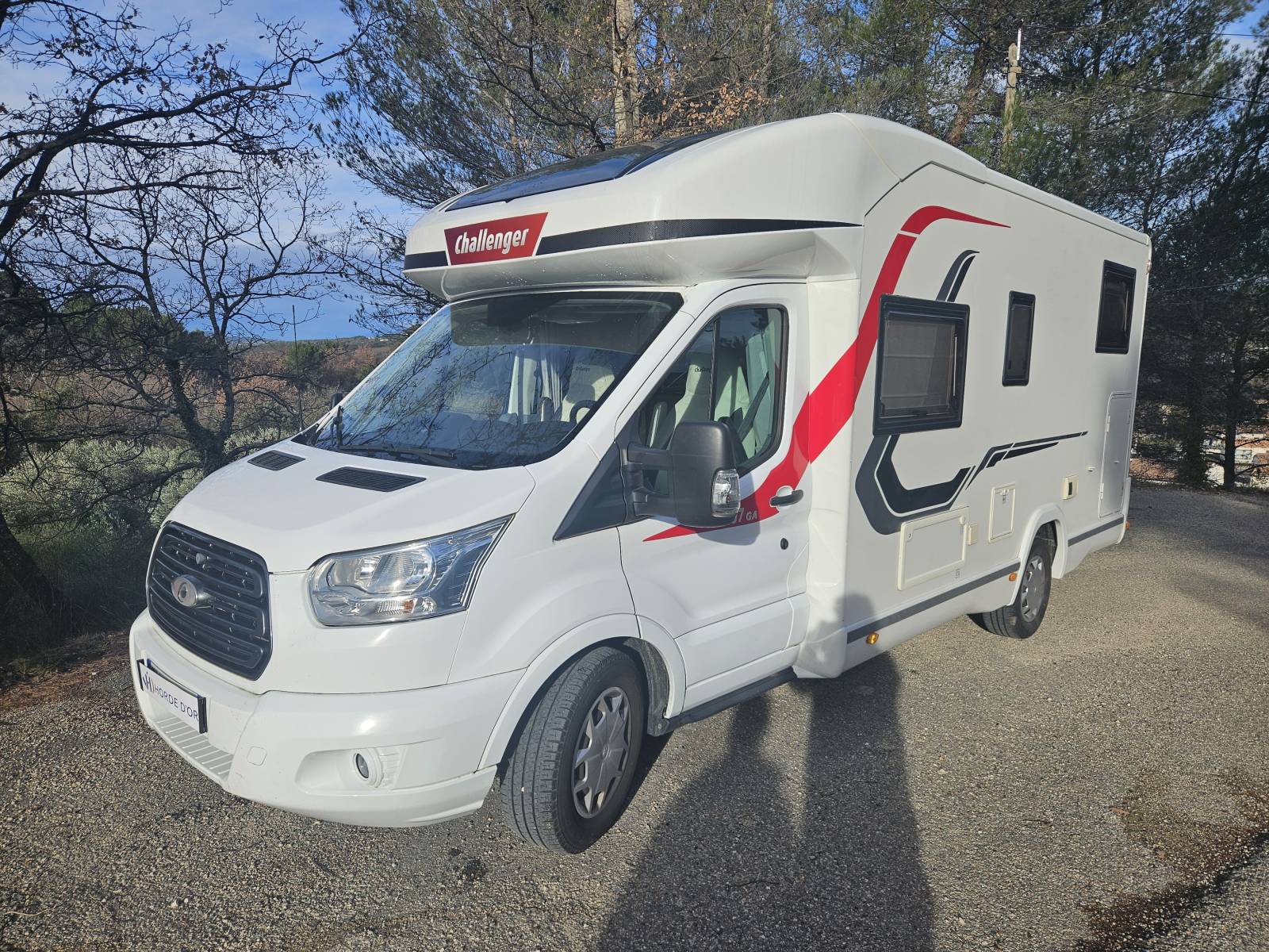 A saisir ce beau Profilé CHALLENGER 287 GA Spécial Edition de 2018 avec 31962 Km, sur un châssis FORD TRANSIT 2,0L 170 Ch visible sur ST ROMAIN EN VIENNOIS dans le Vaucluse (84).