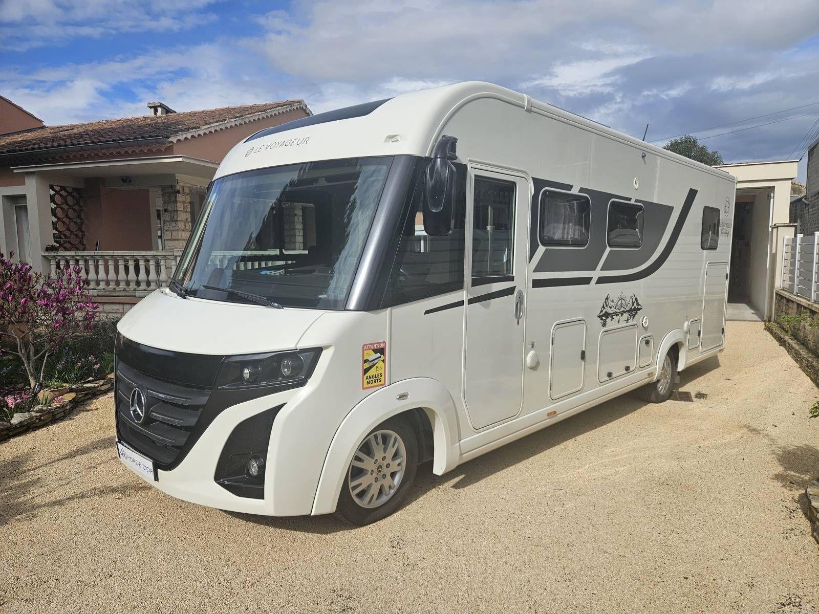 Un Intégral de rêve, un LE VOYAGEUR HERITAGE LVXH 8.0 de 2022 avec 43085 Km sur un châssis PL  MERCEDES Sprinter  418D  en 2,0 L 170 Ch visible sur VEDENE (84)